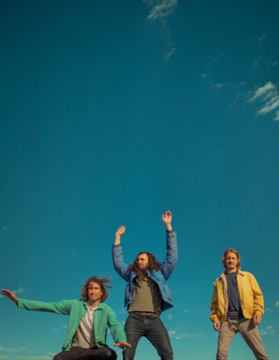 The Band Próxima Parada posing in front of a blue sky